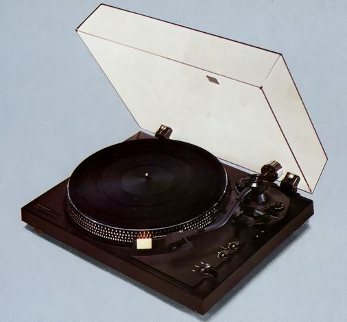 Un tocadiscos TECHNICS SL-2000.